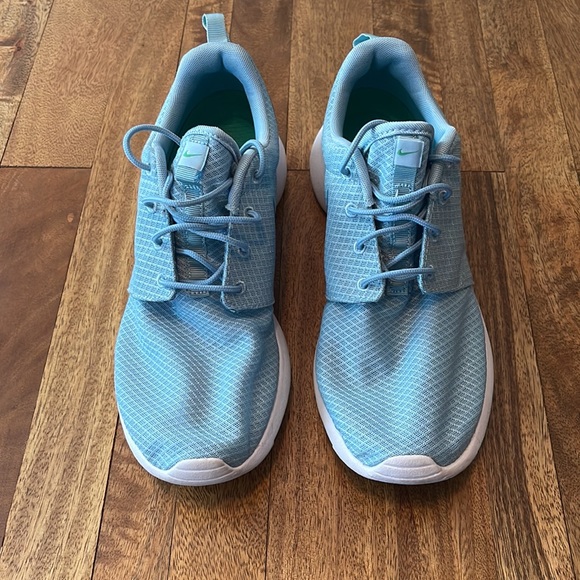 Nike Roshe Run Shoes - Picture 2 of 6